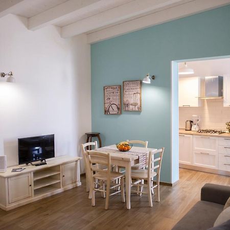 Color Apartment Monopoli Bagian luar foto