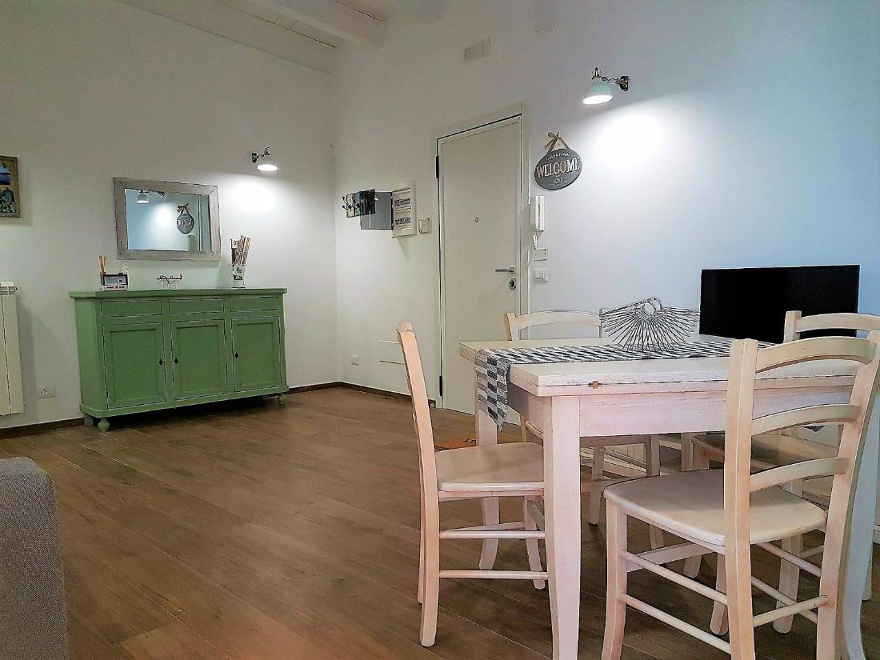 Color Apartment Monopoli Bagian luar foto